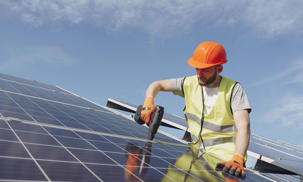 Limpieza de paneles solares y rendimiento: cómo evitar pérdidas de producción en tu instalación fotovoltaica
